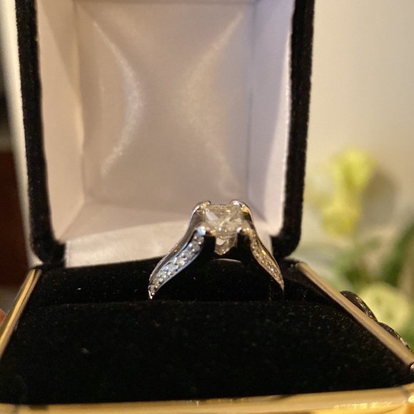 Beautiful Princess Cut Diamond Ring!💍💍- FIRM - Picture 10 of 12